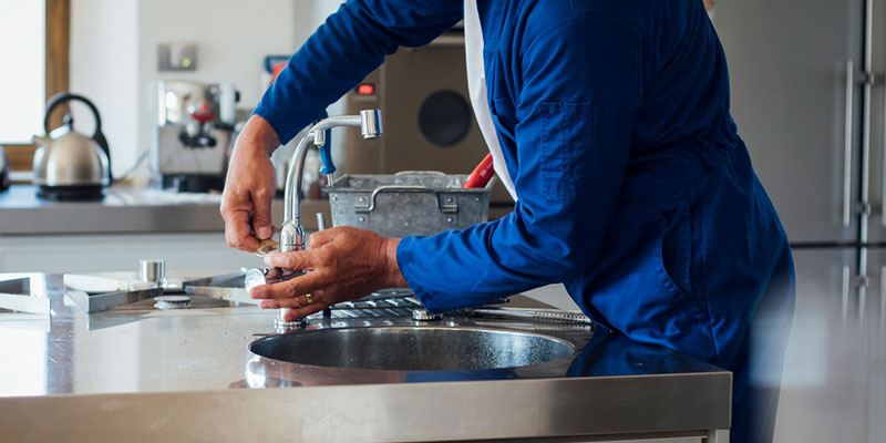 Common Costly Mistakes People Make While Looking for a Plumber